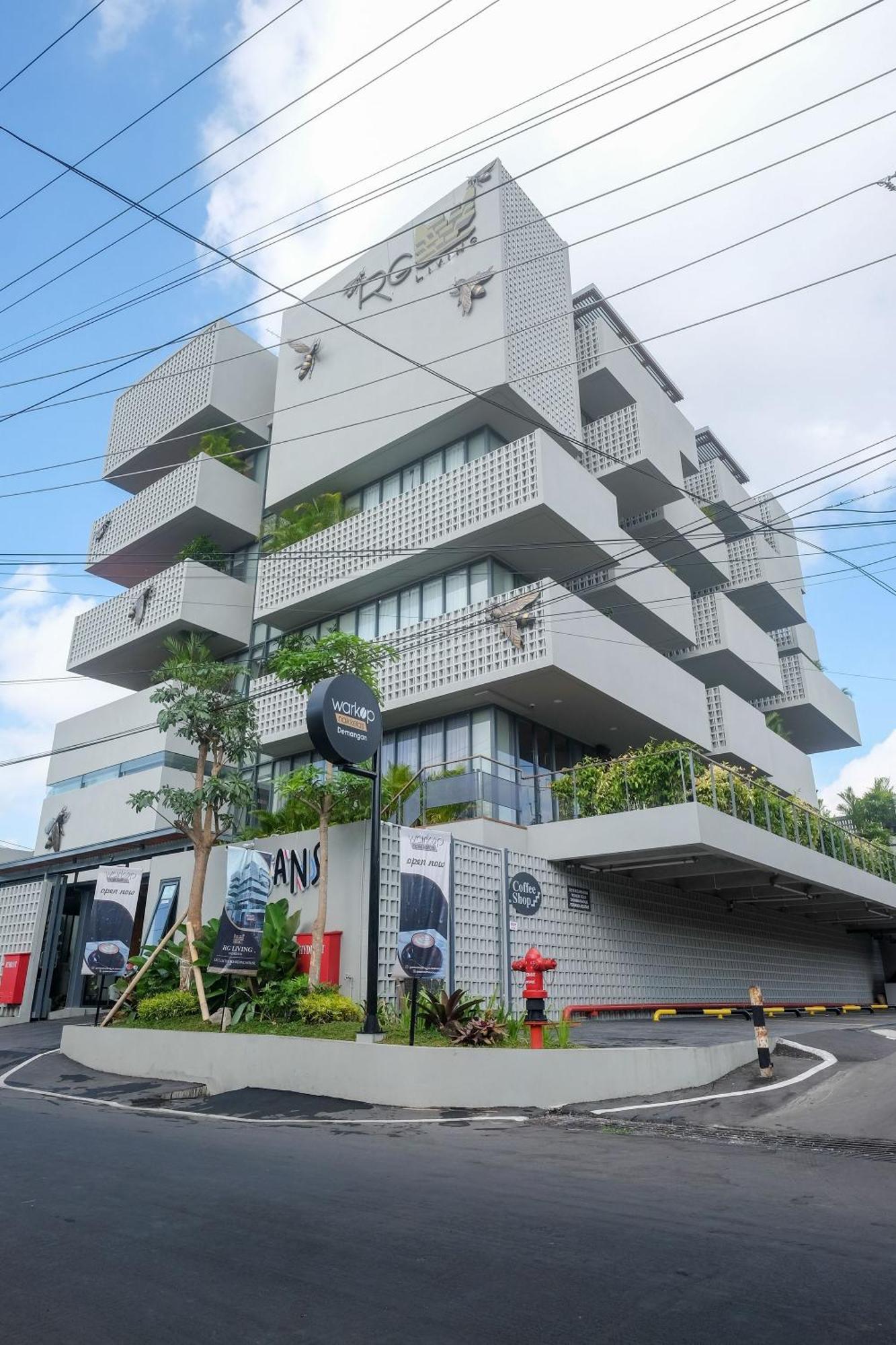Sans Hotel Rg Living Jogja By Reddoorz Pakualaman Exterior photo