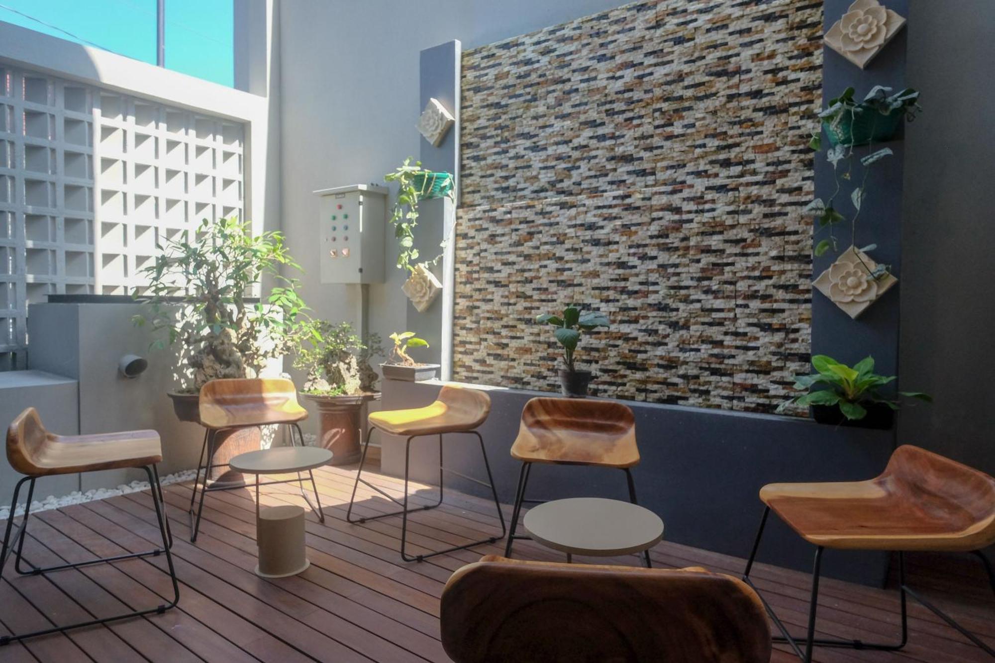 Sans Hotel Rg Living Jogja By Reddoorz Pakualaman Exterior photo