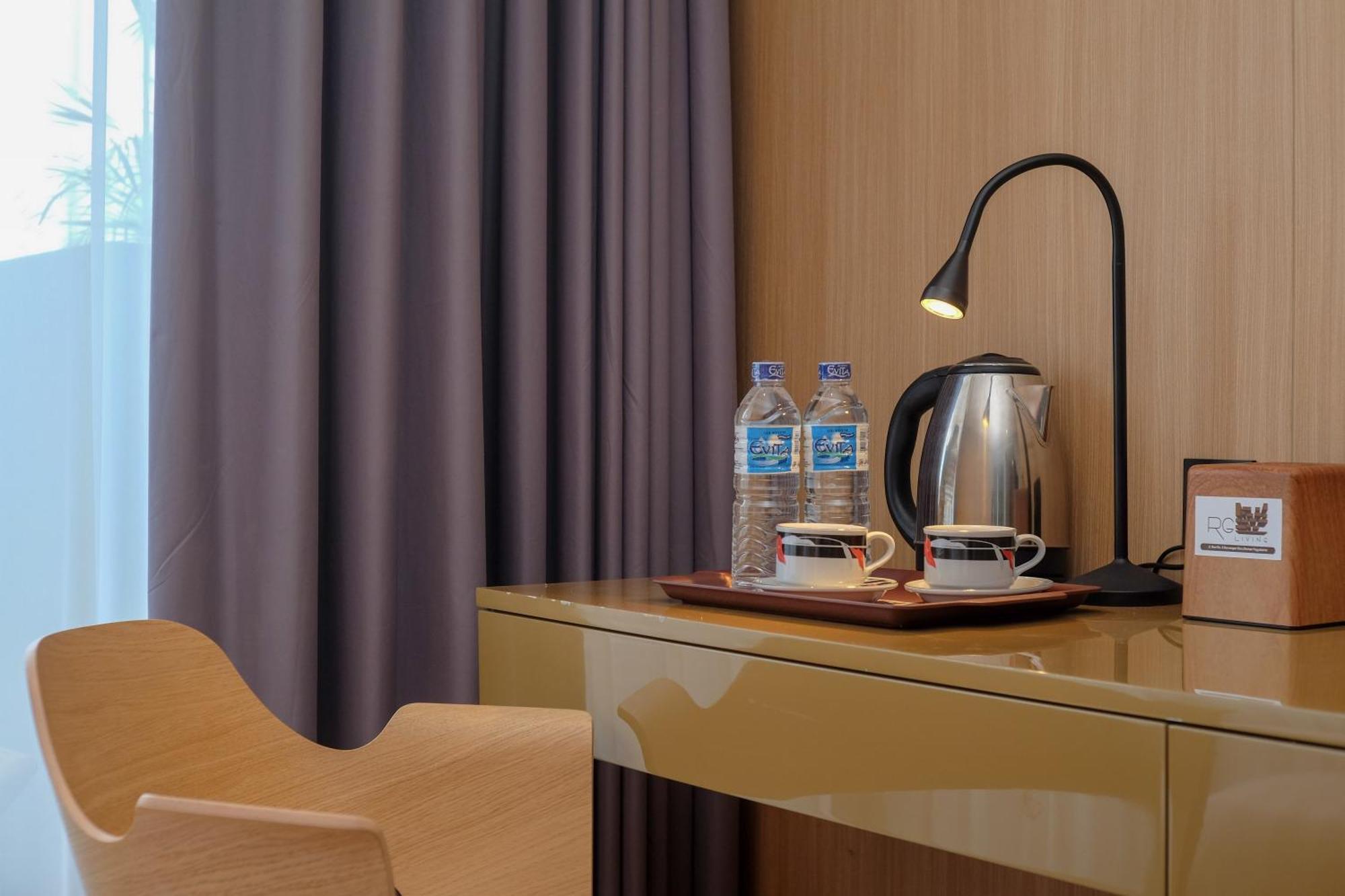 Sans Hotel Rg Living Jogja By Reddoorz Pakualaman Exterior photo