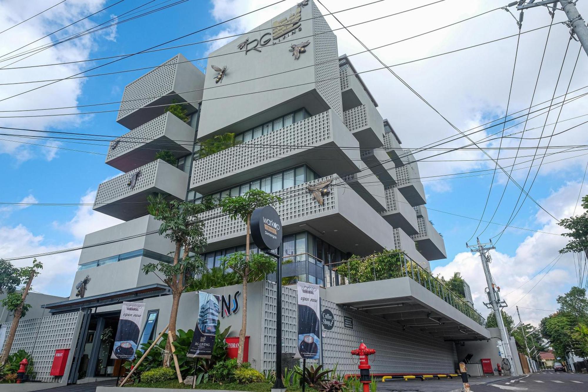 Sans Hotel Rg Living Jogja By Reddoorz Pakualaman Exterior photo