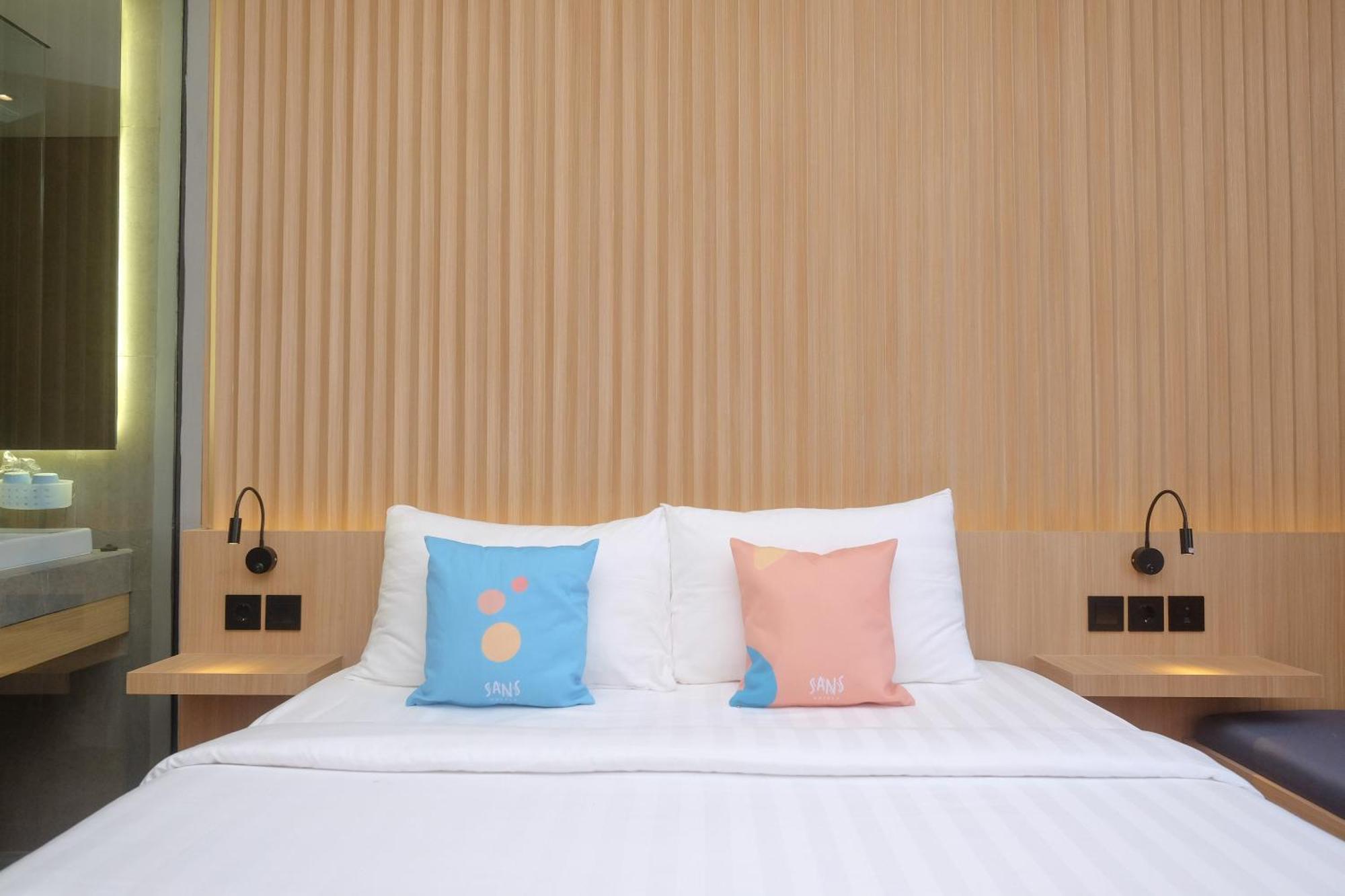 Sans Hotel Rg Living Jogja By Reddoorz Pakualaman Exterior photo